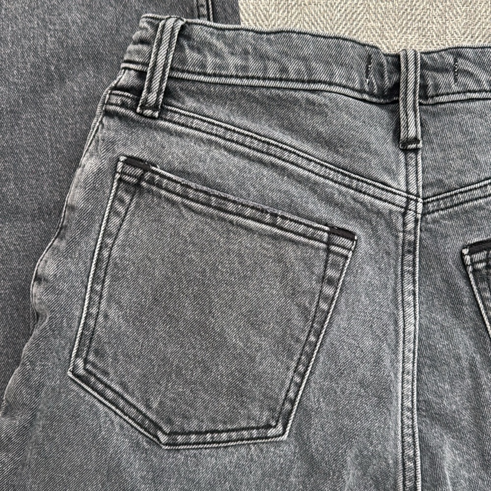 A&F - The 90’s Straight Ultra High Rise Curve Love Jeans - Picture 13 of 16